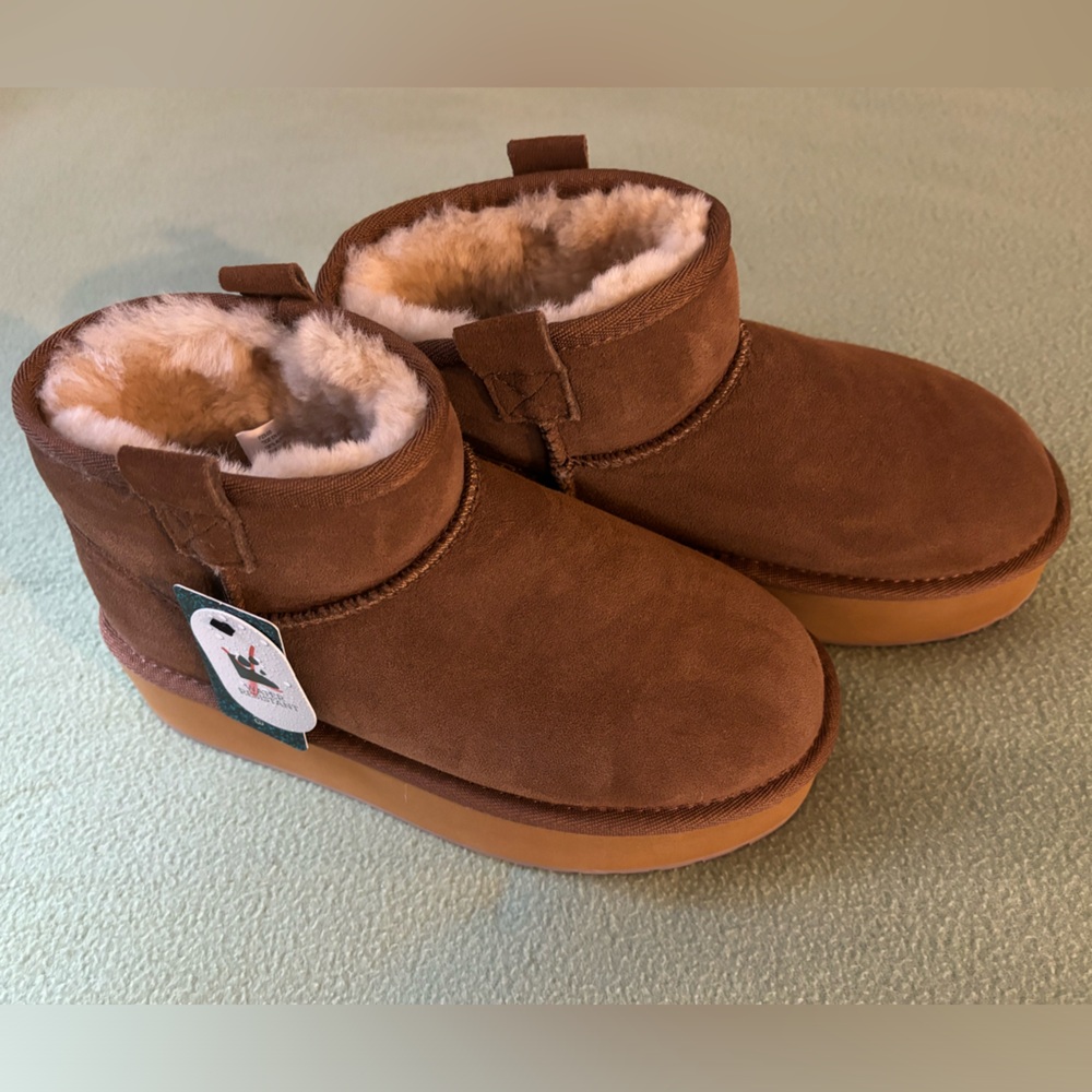 BRAND NEW! EMU Australia Foy Flatform Micro. Never Worn! Size 7 Women